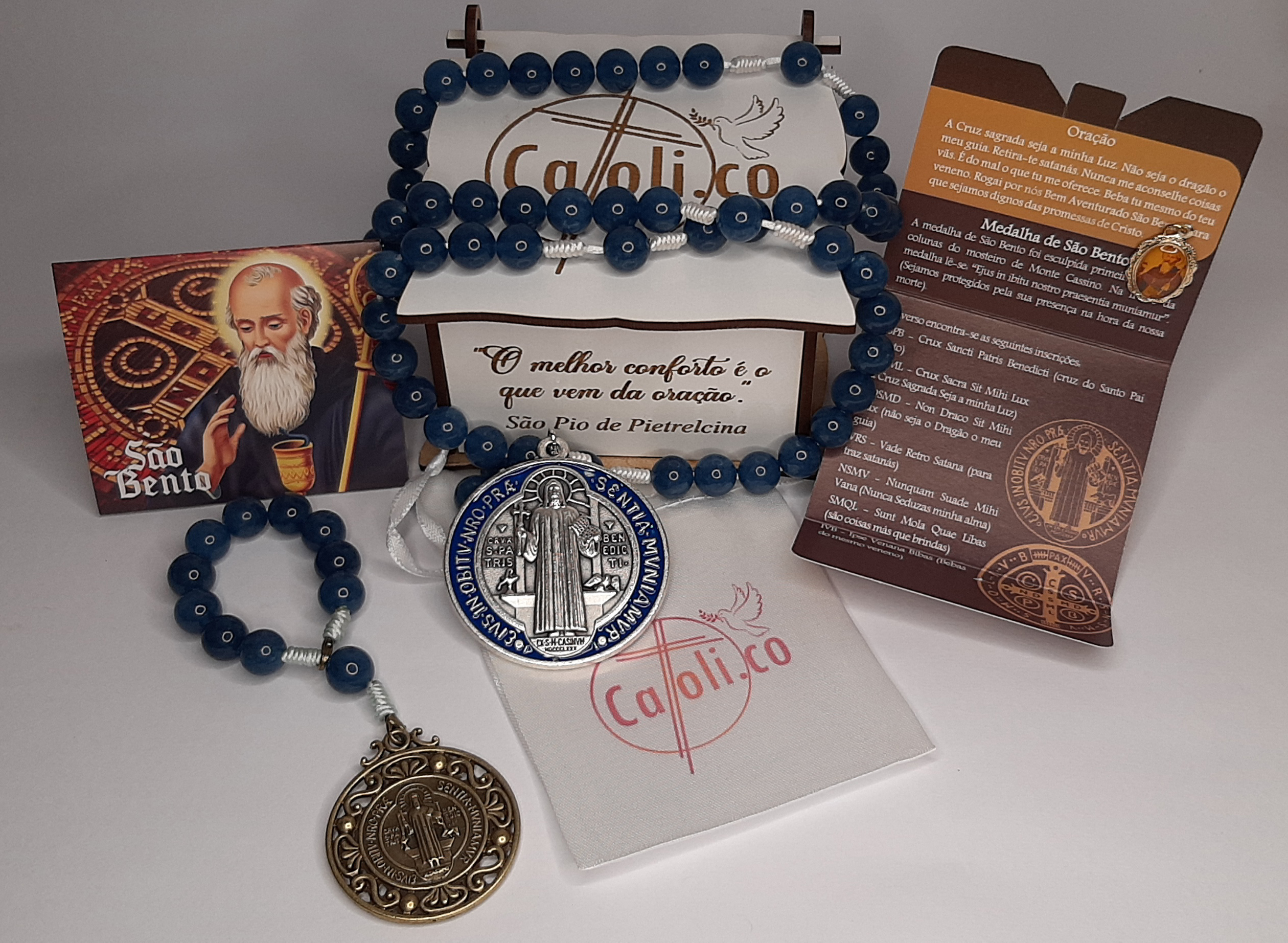 Detalhes do kit e caixa exclusiva Catoli.co com frase de São Pio de Pietrelcina