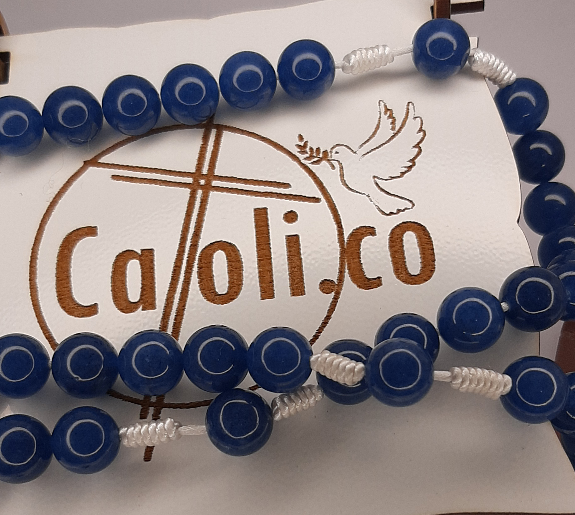 Detalhes do terço em fios de seda, pedras naturais e da gravação na caixa