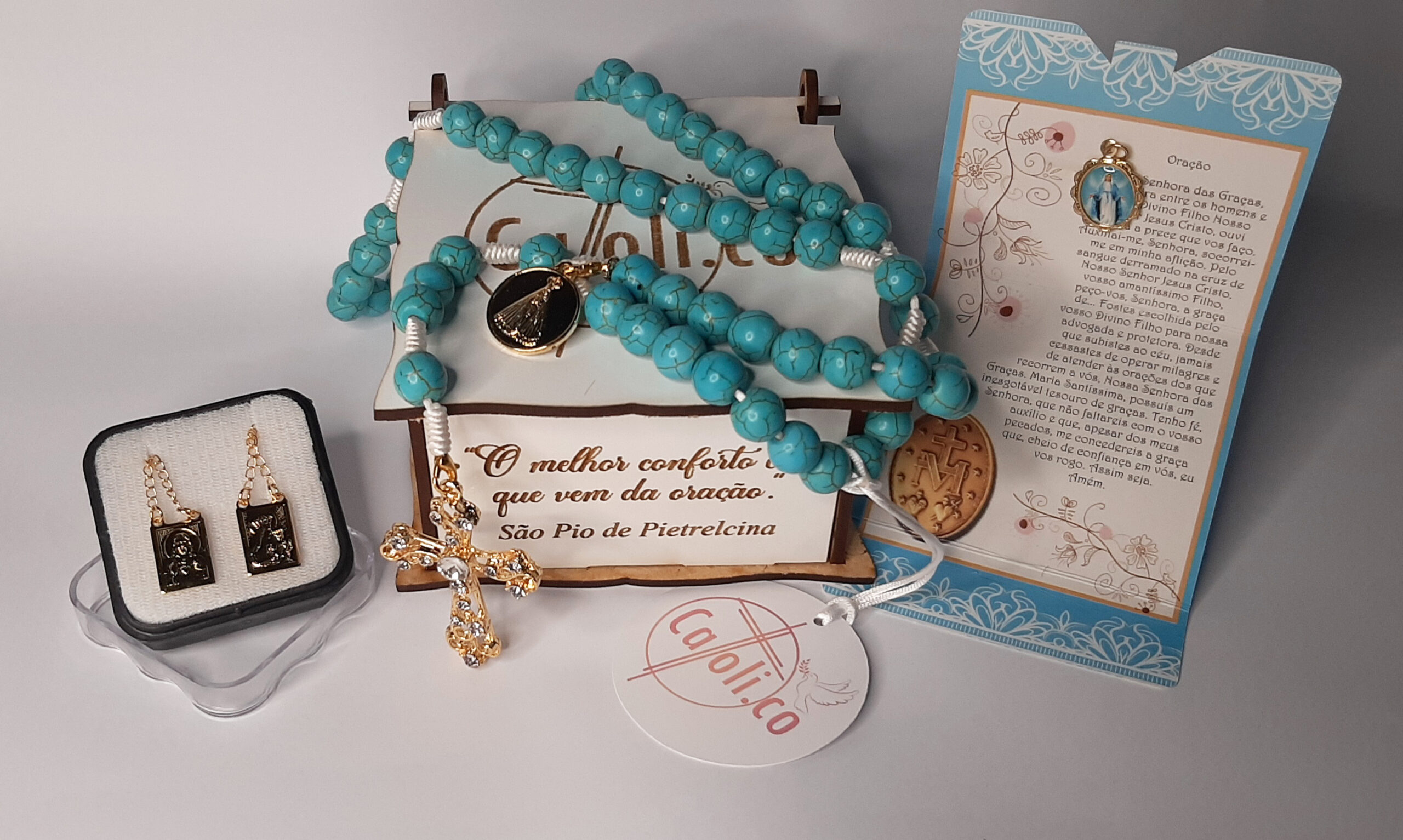 Kit com Terço em Pedra Howlita Azul e Escapulário